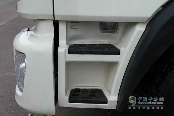 福田瑞沃 瑞沃中驰 4X2 多功能洒水车（外饰）