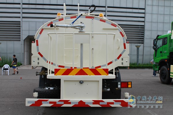 福田瑞沃 瑞沃中驰 4X2 多功能洒水车（外饰）