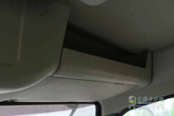 福田瑞沃 瑞沃中驰 4X2 多功能洒水车（内饰）