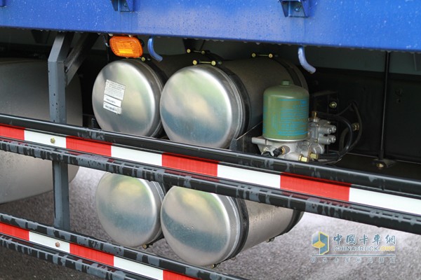 福田瑞沃 玉柴 240马力 6X2 中卡 载货车（外饰）