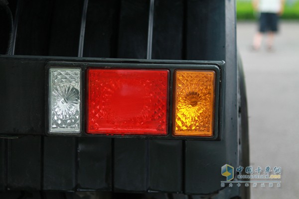 福田瑞沃 潍柴 310马力 6X4 智能环保渣土车（外观)