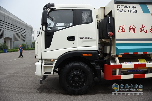 福田瑞沃 瑞沃中驰 168马力 10吨压缩垃圾车（外观）