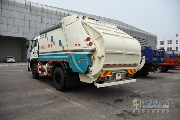 福田瑞沃 瑞沃中驰 168马力 10吨压缩垃圾车（外观）