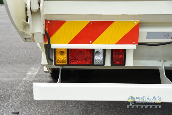 福田瑞沃 瑞沃中驰 168马力 10吨压缩垃圾车（外观）