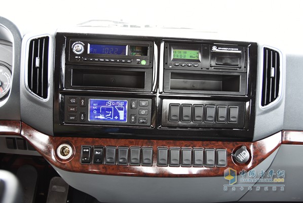 福田瑞沃 康明斯ISF3.8L 168马力 4X2 载货车（内饰）
