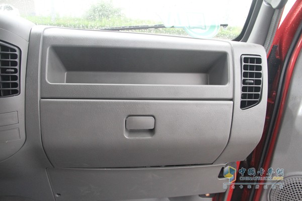 福田瑞沃 时代骁运 110马力 4X2 自卸车（内饰）