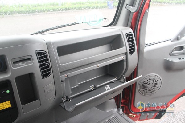 福田瑞沃 时代骁运 110马力 4X2 自卸车（内饰）