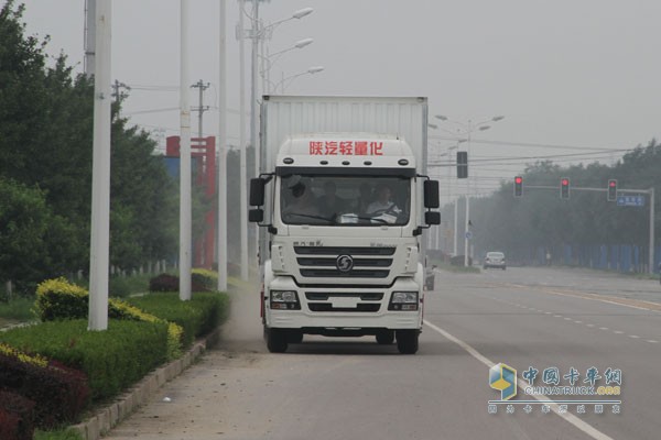 陕汽新M3000 6X2 厢式载货车