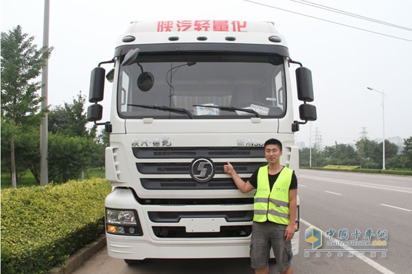 卡车网记者与陕汽新M3000 6X2 厢式载货车合影
