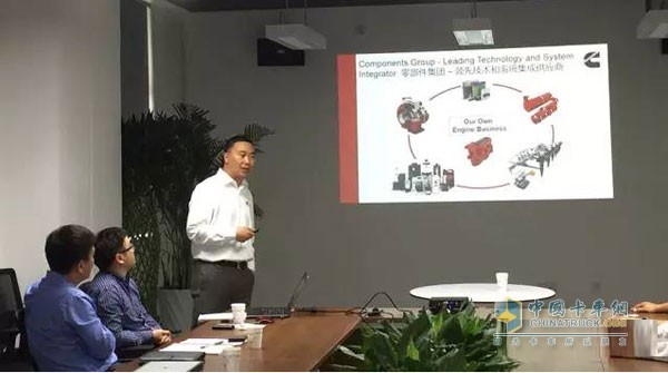 康明斯中国零部件销售总监许建辉在为江淮客户介绍业务
