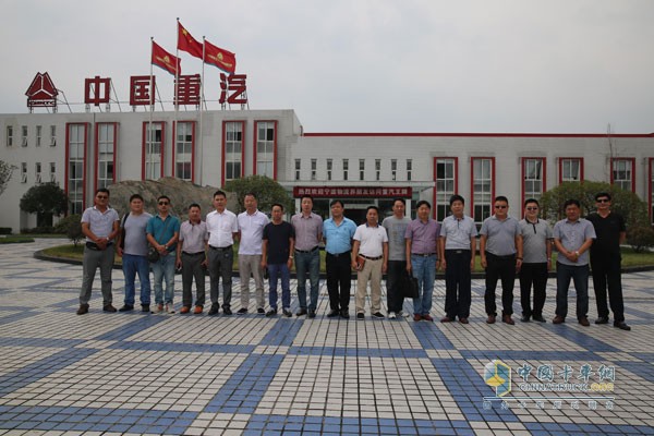新工厂合影