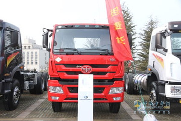 青岛解放 新悍威(J5M)重卡 280马力 8X4 LNG自卸车
