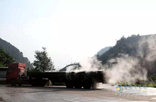服务区偶遇的故障车