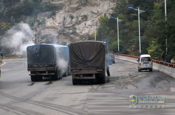 行驶在高速上使用淋水器的货车
