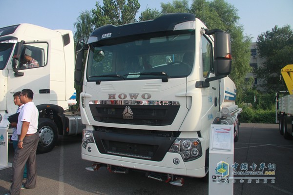 中国重汽 T5G 4X2 210马力 国五 扬尘车