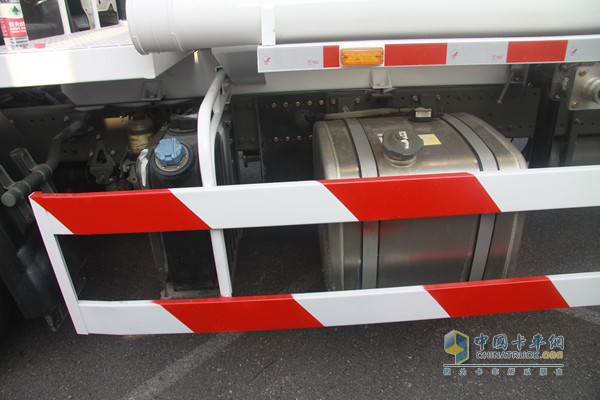 中国重汽 T5G 4X2 210马力 国五 扬尘车