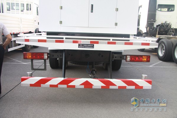 中国重汽 T5G 4X2 210马力 国五 扬尘车