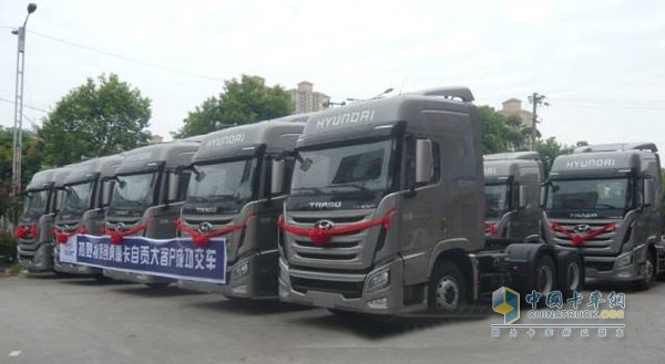 创虎重卡自贡大客户交车