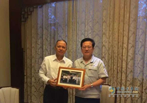 广汽日野执行副总陈汉君和鞍钢集团董事长张广宁
