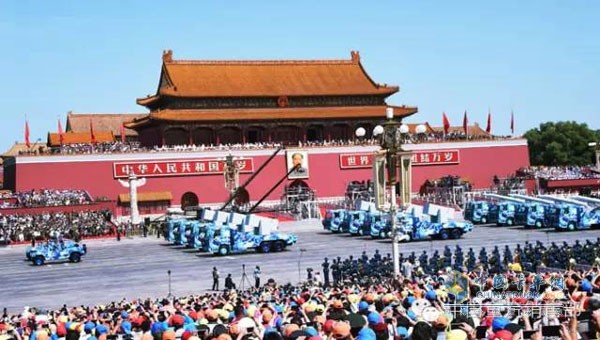 中国重汽集团阅兵技术服务保障队载誉凯旋 