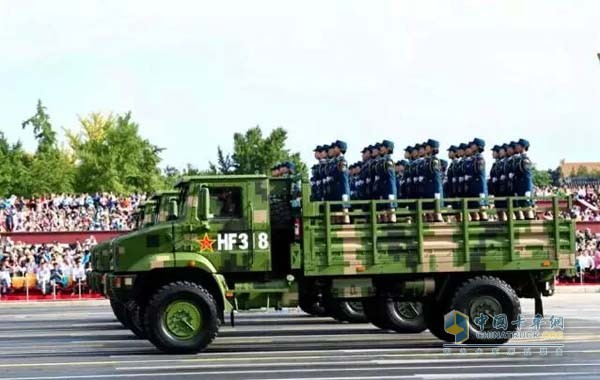女兵乘坐解放“胜虎”军车组成的白求恩医疗方队