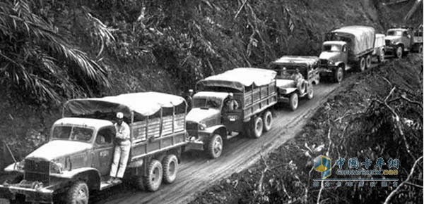 配备康明斯发动机军用卡车在抗战运输‘大动脉’滇缅公路上