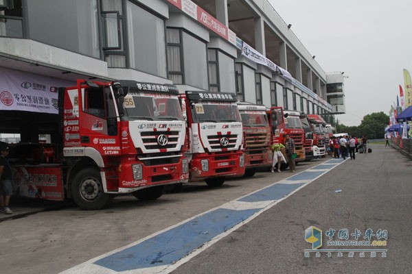 2015年中国卡车公开赛服务区的各车队赛车