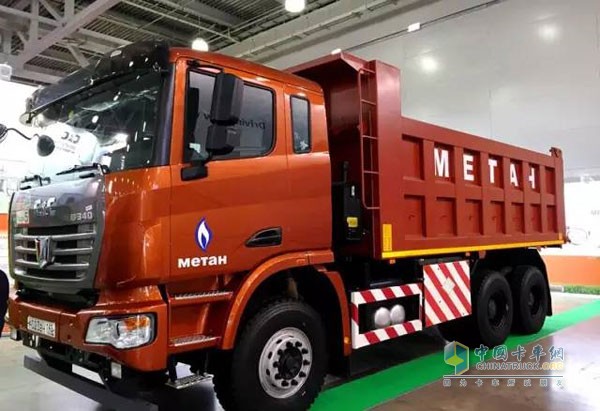 展会现场的联合卡车展台及6X4 CNG自卸车