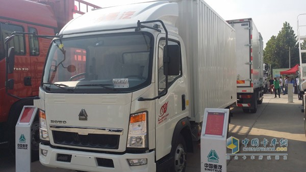 中国重汽小型厢式载货车