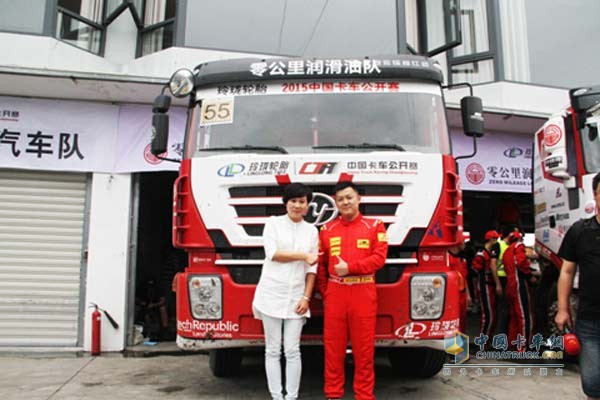零公里润滑油副总经理王玉萍（左）与零公里润滑油车队赛手龚欢