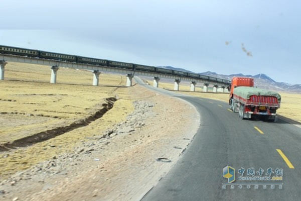 行驶在青藏公路上的卡车要穿越崇山峻岭