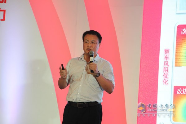 东风康明斯技术专家向与会嘉宾介绍当前智慧动力解决方案及远程智能服务系统