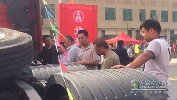 客户在参观车辆