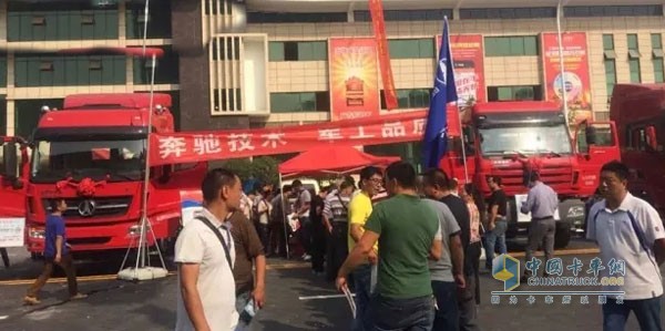 北奔重卡展位热闹非凡