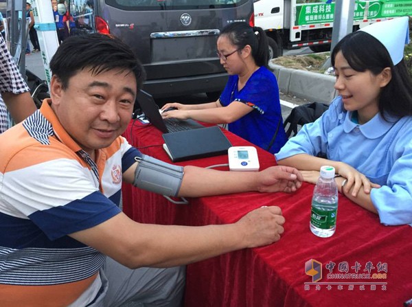 汕头南美集团广场商业演出现场 客户正在免费体检