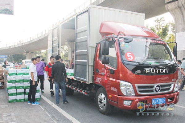 福田奥铃轻卡现场物资运送投放点