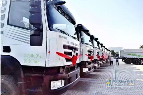 上汽依维柯红岩新型智能渣土车