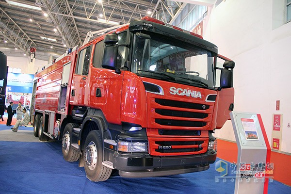 斯堪尼亚R620 8X4大吨位水罐泡沫消防车