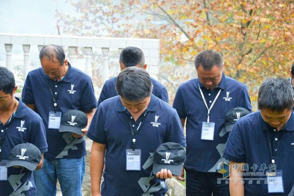 车队全体人员瞻仰烈士
