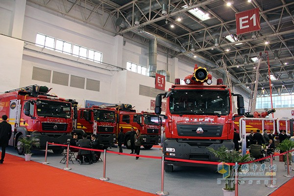 中国重汽6辆汕德卡SITRAK底盘参加2015 china fire展