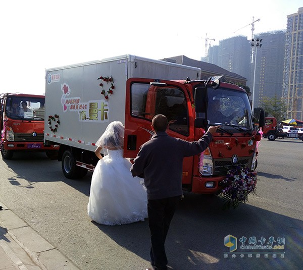 重汽王牌最美“曼妙婚典”活动在成都凤凰湖公园开启