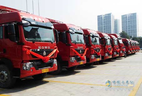 中国重汽39台T系重卡成功交付南宁大客户
