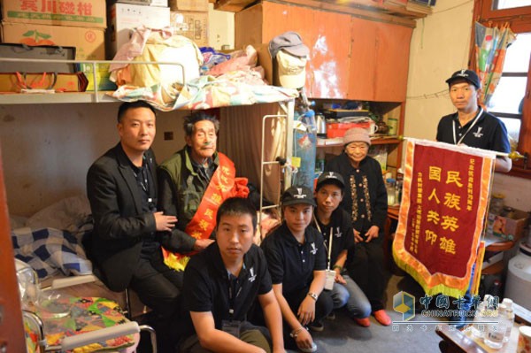 志愿者与赵爷爷合照