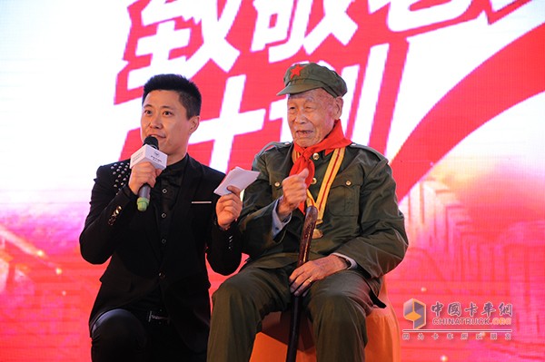 抗战老英雄姜纪水（右）在活动现场