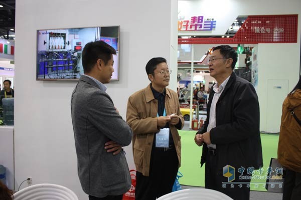 中国内燃机工业协会副秘书长魏安力（右一）莅临新风展台