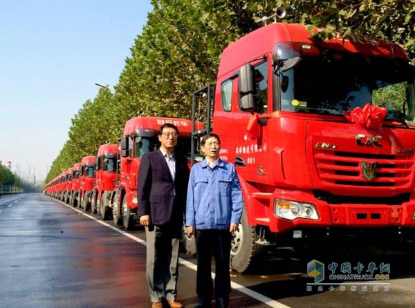 李胤辉与郭景瑞在联合卡车前合影留念