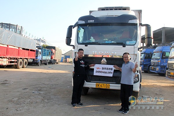 东华龙冷链物流公司总经理李东（右）与驾驶员董文杰（左）