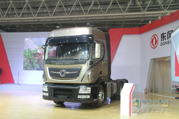 东风天龙旗舰 480马力6X4 牵引车