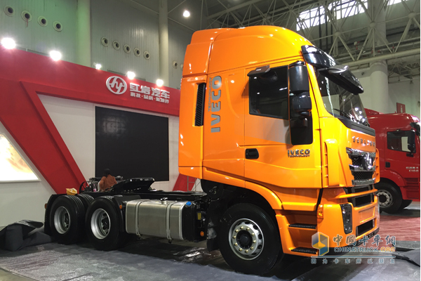 上汽依维柯红岩全新杰狮畅途版480马力 6X4 牵引车