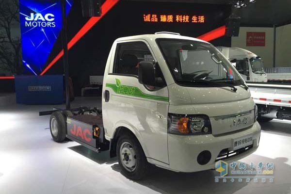 武汉车展上展出的江淮新能源车型